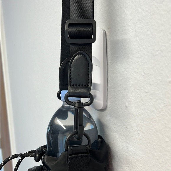 Wilo The Label Black Hydration Bag with Cell Phone/Keys Pocket - Picture 6 of 13